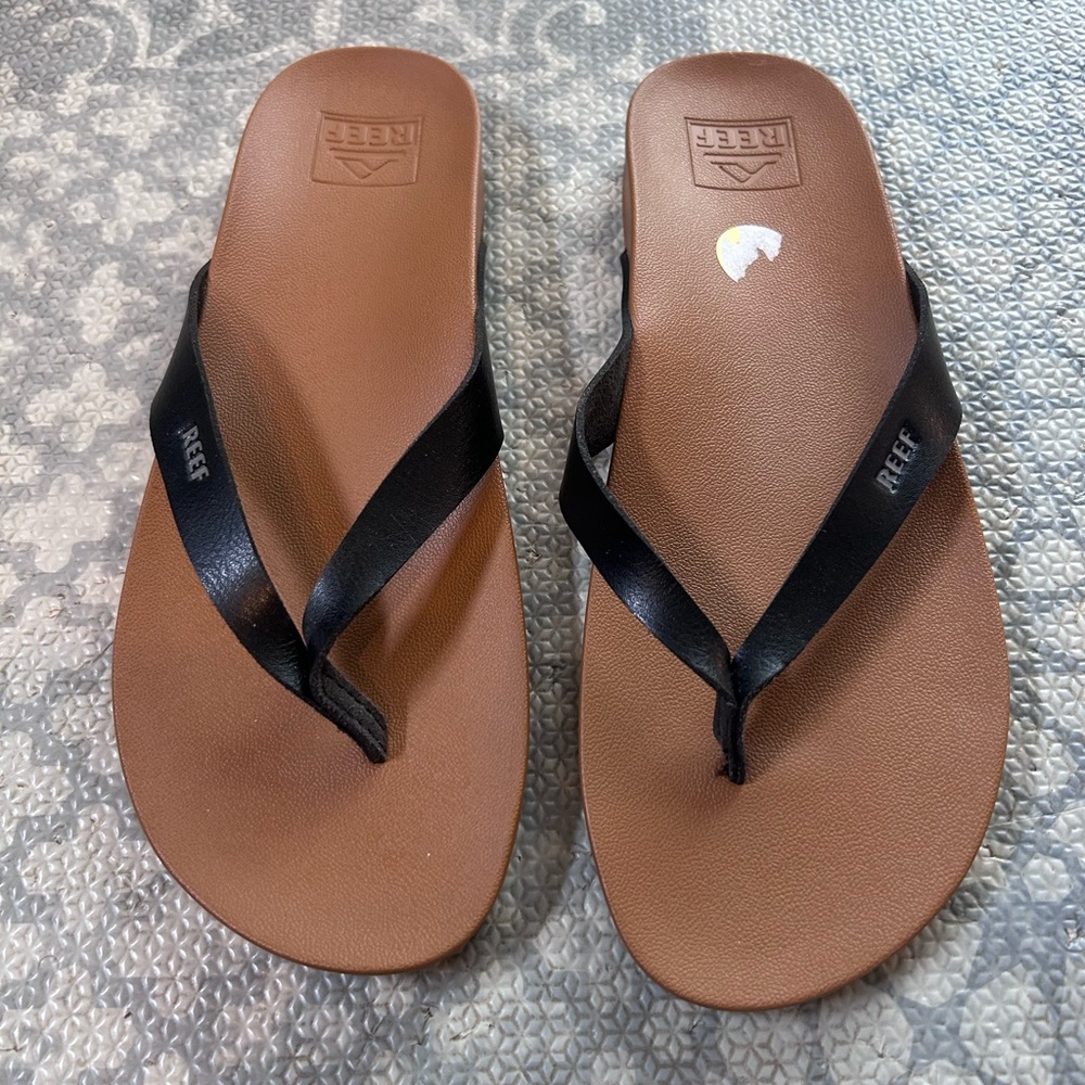 Women’s Reefs - brand new! - brown with black straps